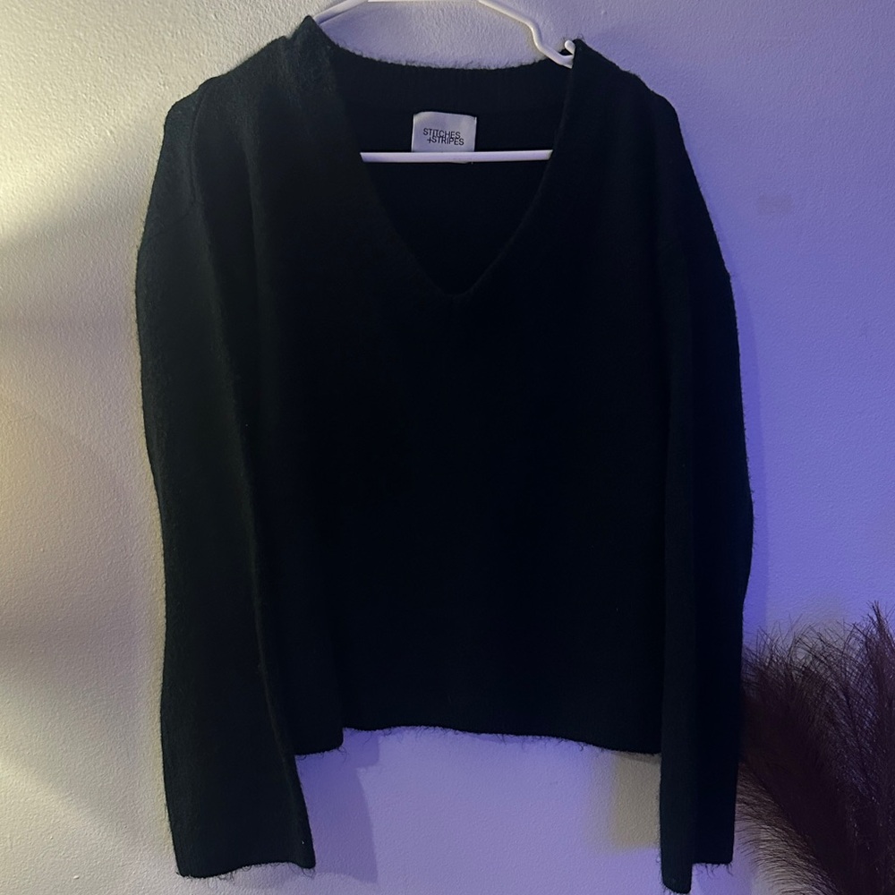 Elegant Black V-Neck Sweater - Preloved